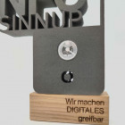 3D Druck Aufsteller auf Holzsockel Detailansicht - Awards