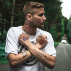 angebrachte Farbtattoos mit Weißhinterlegung
