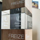 Glas Holz CUBEX Detailansicht Druck und Gravur - Awards