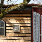 Insektenhotel mit Logo als bienenfreundliches Werbemittel