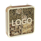 Insektenhotel mit Logo aus Holz als bienenfreundliches Werbemittel