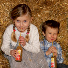 Kinder trinken aus Bio-Strohhalmen