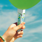 Luftballongriff Funnybloon mit Ballon wird in der Hand gehalten - Werbeartikel, Werbemittel