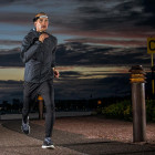 Mann beim Joggen mit Stirnlampe Spacelight - Zogi - Werbemittel, Werbeartikel