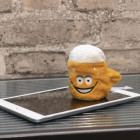 Schmoozies® Displayreiniger Bierkrugform - Größenvergleich mit Handy - Werbemittel