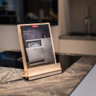 Tischprospekthalter Birkenholz A6 - im Einsatz bei Möbelhändlern - Werbetechnik - Werbemittel