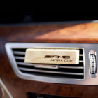 Zirp Stick Fahrzeugduftspender im Auto montiert - Zirp Designe - Werbemittel